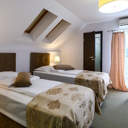 Vila Palace Caransebes Bagian luar foto