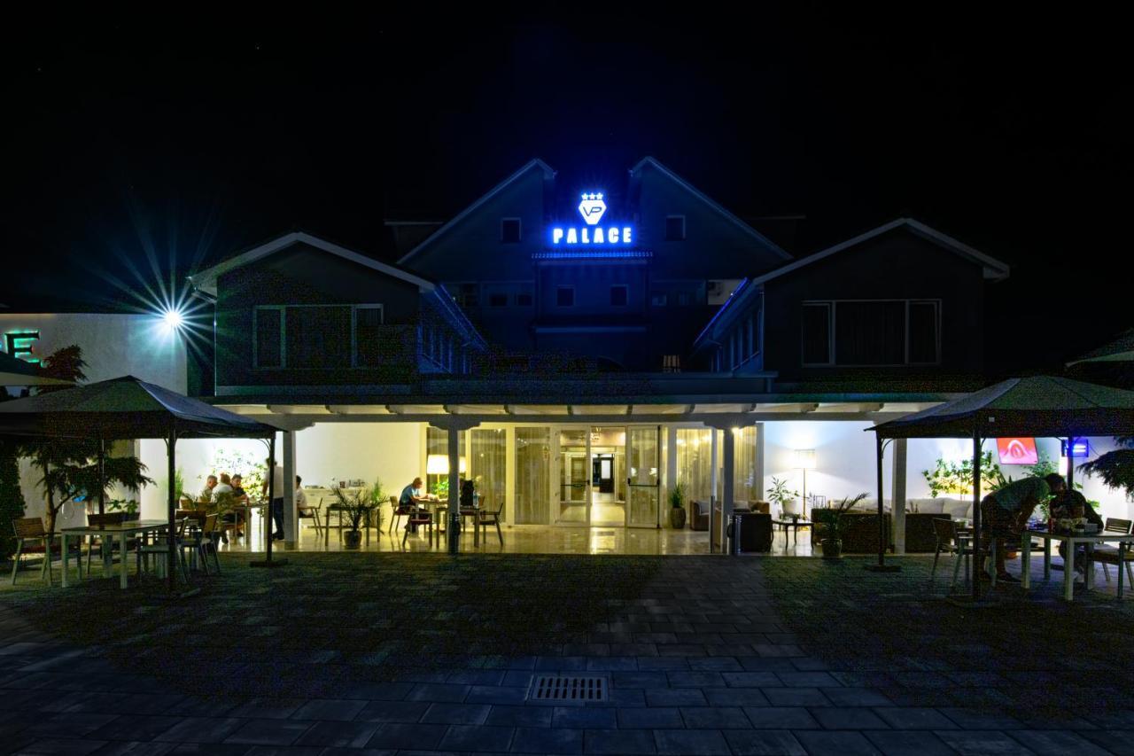Vila Palace Caransebes Bagian luar foto