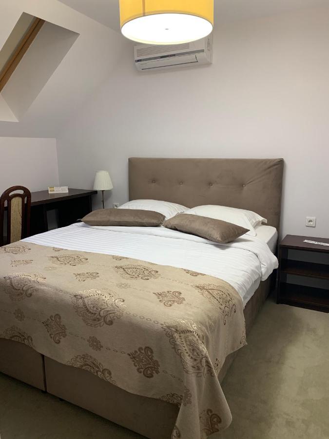 Vila Palace Caransebes Bagian luar foto