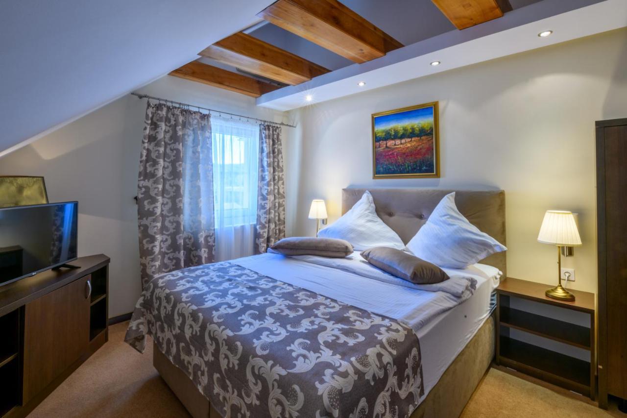 Vila Palace Caransebes Bagian luar foto